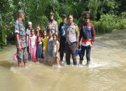 Kapolsek Kampar Didampingi Camat Tinjau Lokasi Banjir