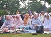 Pj Ketua TP PKK Kampar Laksanakan Sholat Idul Fitri di Lapangan Pelajar