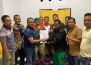 Manager Omputaka Kampar Fc Baru, Udo NBO Serahkan SK Pendi Habibi 