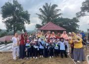 Bunda Paud Kampar Panen Cabe bersama Anak-anak TK Pertiwi di Kebun Agrowisata Stanum Bangkinang