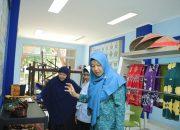 Ricana Djayanti Tinjau Galeri Dekranasda Kampar