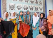 Ketua Dekranasda Ricana Dampingi Ketua Riau Zuliana Tinjau Galeri Kampar