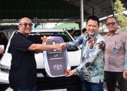 Pemda Kampar Terima CSR Mobil Acanza dari PT Agung Toyota