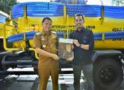 Pj Bupati Kampar Terima Langsung Satu Unit Mobil Tinja dari Kementerian PU RI