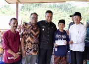 Peduli Warga Terpencil, Bupati Ahmad Yuzar Sambangi Desa Kebun Tinggi Kampar Kiri Hulu dan Berikan Santunan