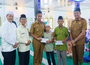 Bupati Ahmad Yuzar Serahkan Santunan Anak Yatim dan Dhuafa