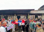 Bupati Ahmad Yuzar Tinjau Lokasi Kebakaran di Kuok, Serahkan Bantuan kepada Warga Terdampak