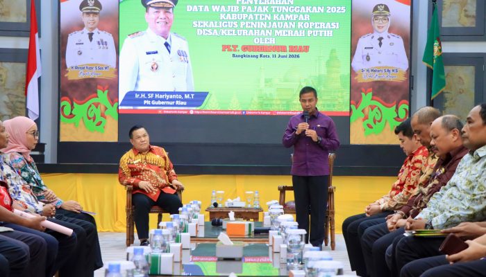 Kunker ke Kampar, Bupati Ahmad Yuzar Sambut Plt Gubri dan Serahkan Data Pajak Sekaligus Tinjau Kopdes Merah Putih