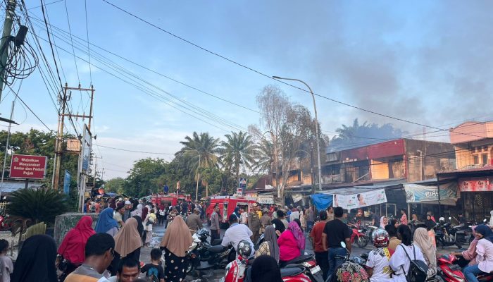 Pasar Atas Bangkinang Dilalap Sijago Merah, 6 Ruko Hangus dan Satu Orang Terjebak Berhasil Dievakuasi