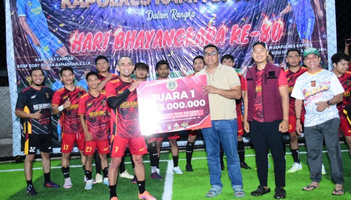 Semarak HUT Bhayangkara ke-80, Kapolres Kampar Serahkan Hadiah Turnamen Mini Soccer Cup I