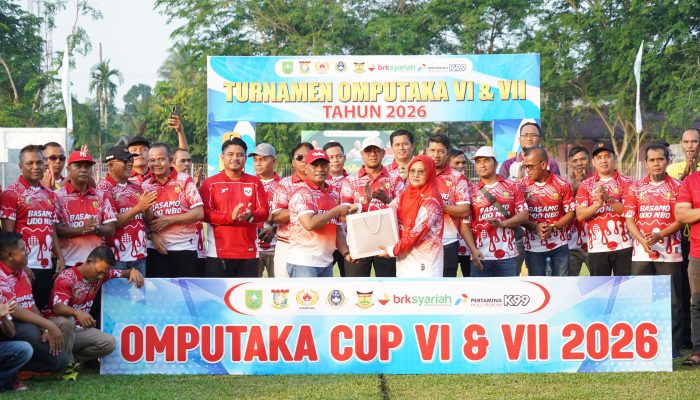 Keluarga Besar Omputaka Berikan Penghargaan kepada Tokoh Olahraga Wanita Kampar Hj Maimanah
