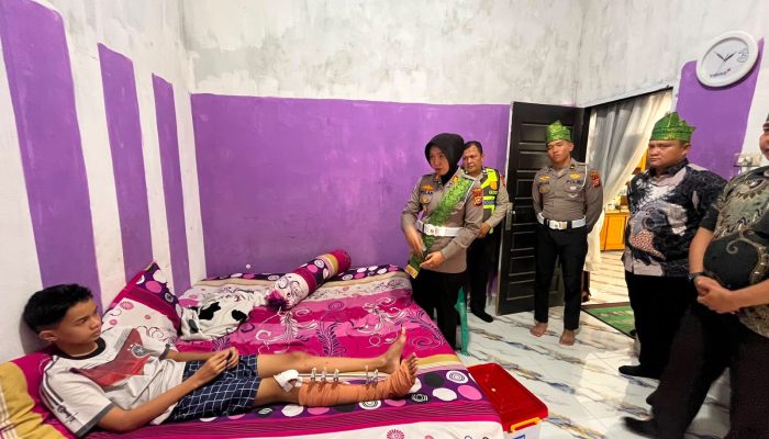 Wujud Kepedulian, Satlantas Polres Kampar Sambangi Korban Kecelakaan Lalu Lintas