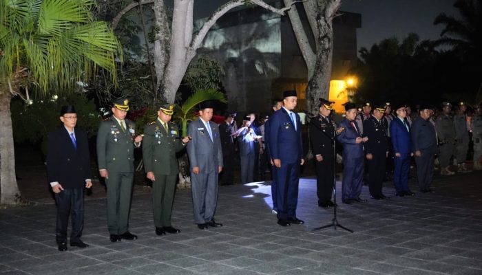 Bupati Inhu Pimpin Apel Kehormatan dan Renungan Suci di TMP Indra Bhakti