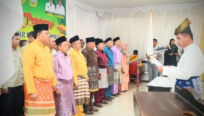 Lantik Pengurus KKBK Karimun, Bupati Ahmad Yuzar Ajak Perantau Jaga Persatuan dan Doakan Kampar Makin Maju